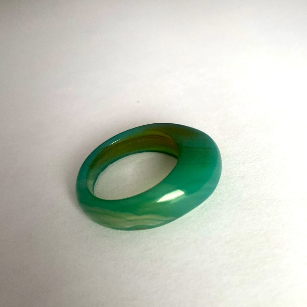 Elegant Green Ring - Picture 2 of 3
